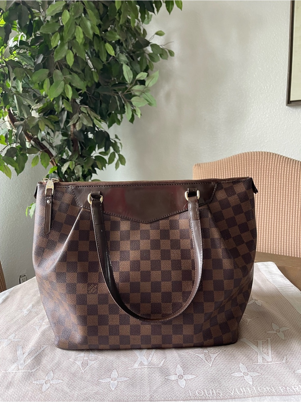 Louis Vuitton Brown Damier Canvas Shoulder Tote - Picture 3 of 7